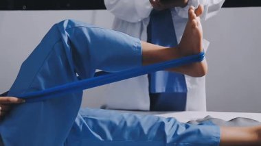 kadın doktor elinde bir Pano