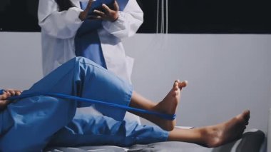 Kadın doktor kanepede yatıyor.