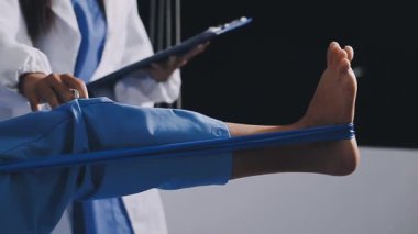 Steteskoplu genç bayan doktor.