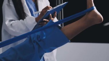 tablet ile genç kadın