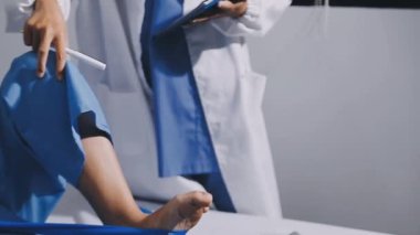 Üniformalı doktor hastane odasında bacak egzersizi yapıyor. tıbbi ve sağlık hizmetleri kavramı.