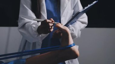 Dosyasıyla üniformalı genç bayan doktor.