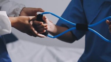 Üniformalı doktor steteskopla el yapıyor.