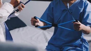 Asyalı doktor, sağlık, tıbbi ve tıbbi konsept için hastane odasında hastayı muayene ediyor.