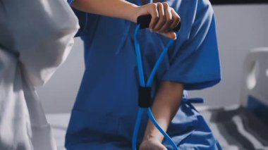 Kadın doktor hastane odasında dijital tablet kullanıyor. Sağlık ve Tıp Hizmetleri kavramı.