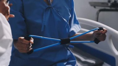 Steteskop tutan kadın doktor.