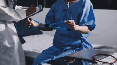 Kadın doktor steteskop tutuyor ve hastayı muayene ediyor.