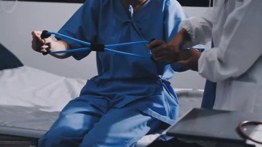 Doktor steteskopla egzersiz yapıyor. Hastanedeki bir hasta..