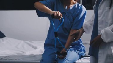 Genç bayan doktor odada steteskop tutuyor..