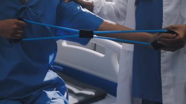 Doktor ve hasta klinikte.