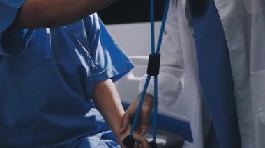 Hastane koğuşunda doktor