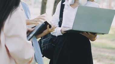 Parkta dizüstü bilgisayarı olan genç bir iş kadını. Parkta tabletle çalışan iş kadını.