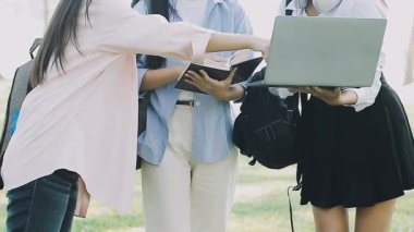 Parkta çalışan Asyalı iş kadını ve işadamı.