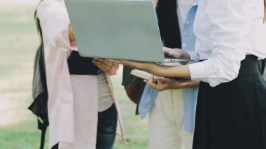 İş ekibi toplantısı ve iş planı tartışması.