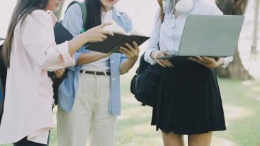 bir grup öğrenci üniversite parkında öğreniyor.