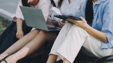 Genç bir kadın dizüstü bilgisayarda çalışırken dizüstü bilgisayarını tutuyor..