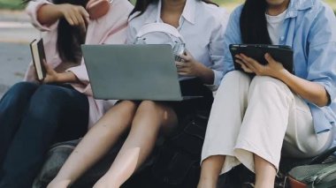 bir parkta genç kadınlar