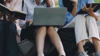 dizüstü bilgisayar kullanan genç kadınlar