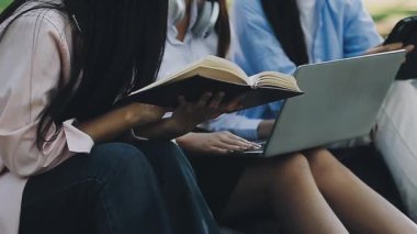 Parkta okuyan iki genç öğrenci.