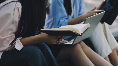 Kadınlar kafede kitap okuyor.