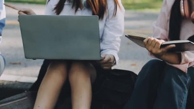 Genç kadınlar bir kafede okuyor..