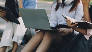 Bir grup genç iş adamı birlikte çalışıyor.