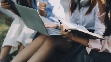 Kampüste okuyan bir grup genç öğrenci.