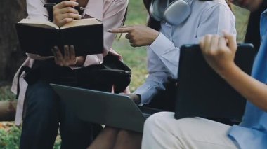 dijital tablet kullanan bir grup genç iş adamı