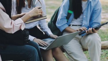 Laptop kullanan genç Asyalı kadınlar