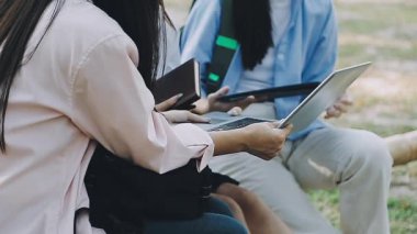 bir grup insan açık havada tablet kullanır