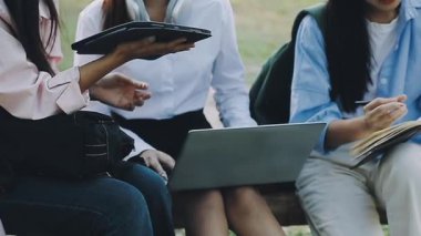 bir grup genç birlikte okuyorlar, birlikte okuyorlar..