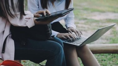 Park yerinde dizüstü bilgisayar kullanan genç bir kadın. Serbest meslek kavramı.