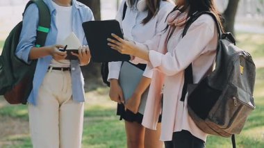 Dijital tablet kullanan iki mutlu Asyalı genç öğrenci. eğitim kavramı, öğrenme ve teknoloji.