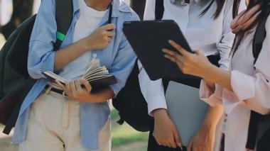 Ellerinde kitap olan Asyalı öğrenciler, öğrencilerin eğitimi ve okul konsepti, orijinal fotoset