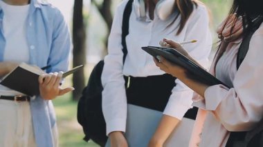 Genç iş adamları ofiste birlikte çalışıyor.