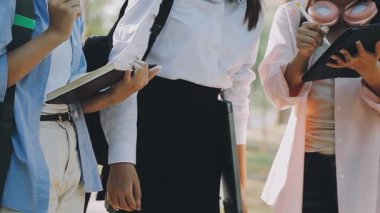 Kampüste okuyan bir grup genç öğrenci, eğitim kavramı.