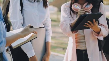 Tablet ve kahve fincanı olan genç bir kadın.