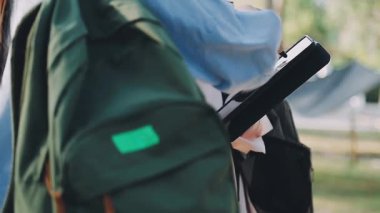 Tablet tutan ve not defterine yazan kadını kapat..