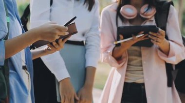 birlikte, eğitim kavramı okuyan öğrenciler.