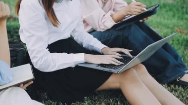 Dizüstü bilgisayar kullanan kadın