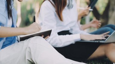 Parkta çalışan kadınlar