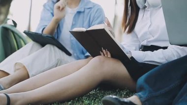 Asyalı bir grup genç öğrenci birlikte okuyorlar.