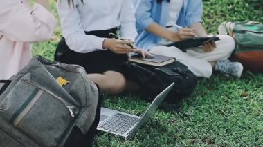 parkta okuyan öğrenciler