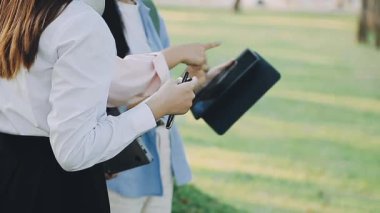 Kalemle defter tutan kadın.