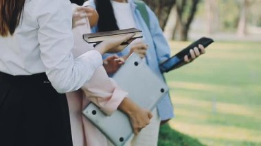 Dijital tablet tutan genç kadınlar