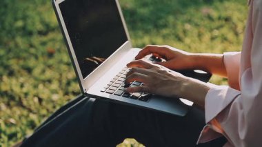 Park içinde laptop ile çalışan adam