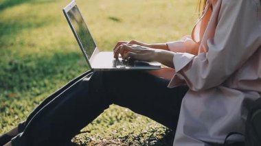 Dizüstü bilgisayarda çalışan kız