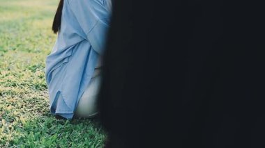 Defterde yazarken dijital tablet kullanan kadın