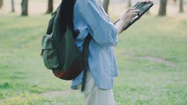 Parktaki kadın akıllı telefon kullanıyor..