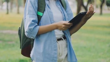 genç kadın holding tablet elinde